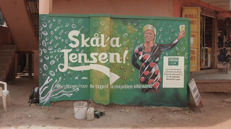 Siv Jensen på en vegg i Uganda.