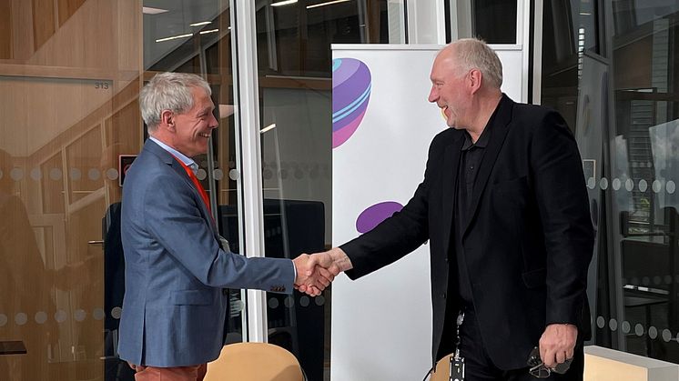 Adm. dir. Sverre Gotaas i Herøya Industripark AS (t.v.) og adm. dir. Stein-Erik Vellan i Telia Norge signerte den nye samarbeidsavtalen på Telias hovedkontor Økern Portal mandag 23. mai. (Foto: Telia)