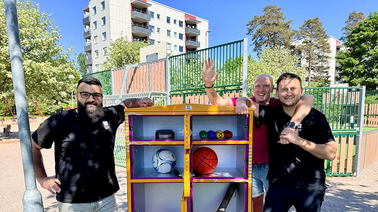 Naser Amin-Zada Utvecklingsledare på Bostäder i Borås, Per Stangel Säljare på Piffl och Genc Avdiu Områdesutvecklingschef på Bostäder i Borås vid boxen på Hässleholmen i Borås.