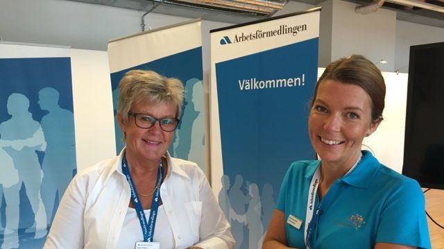 Anna Henebäck, till höger, och Anita Friberg finns på plats i Arbetsförmedlingens monter under hela mässan.