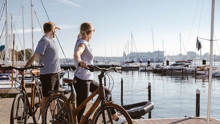 Bei der geführten Entdecker Tour durch Kiel erkunden Teilnehmer*innen die Fördestadt mit dem Fahrrad