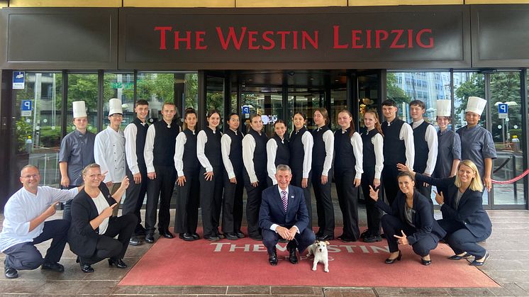 The Westin Leipzig: Auszubildende 2024 vor dem Eingang des Hotels - Foto: The Westin Leipzig