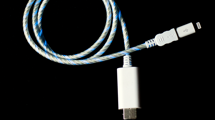 USB-kabel med synlig ström, vit, högupplöst