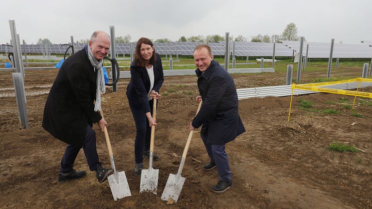 (v.l.n.r.): LEW-Vorstandsmitglied Dietrich Gemmel, Simone Bockaj, Vorstandsmitglied der Energiegenossenschaft LEW-BürgerEnergie, und Bobingens Bürgermeister Klaus Förster beim Spatenstich für die Erweiterung des Solarparks. (Michael Hochgemuth/LEW)