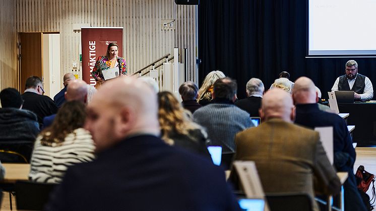 Kommunalråd Kata Nilsson i talarstolen under måndagens kommunfullmäktigemöte.   Foto: Maria Fäldt