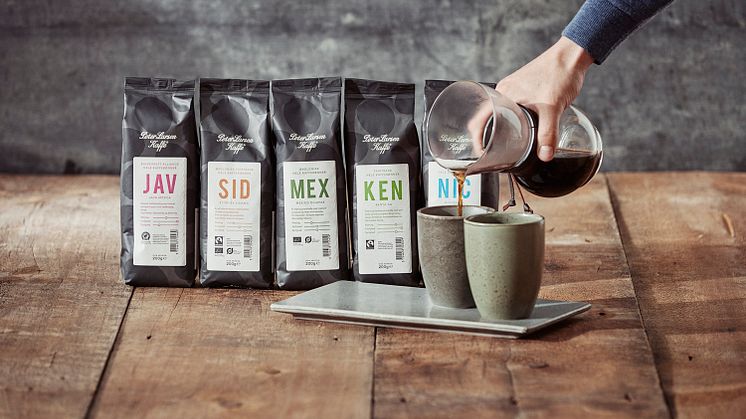 Som markedsleder på hele bønner forventes Peter Larsen Kaffes omlægning af alle virksomhedens helbønneprodukter at få stor indflydelse på hele kaffekategorien i Danmark. 
