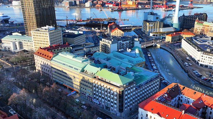 Folkuniversitet hyr sedan 30 år tillbaka 4 000 kvadratmeter på Norra Allégatan i Göteborg (Pustervik 2:19) av Wallenstam. Ett avtal som nu har förlängts med ytterligare 10 år.