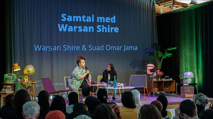 Internationella stjärnan Warsan Shire medverkade i Angereds bokmässa 2023 som blev en succé. Nu öppnar anmälan för 2024! Fotograf Maria Kopp. 