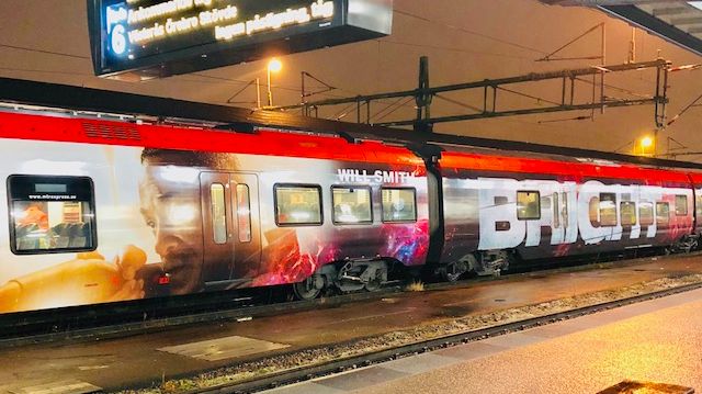 Sveriges första helt folierade tåg med lysande text har tagits fram av MTR Express och Branding sales för att marknadsföra Netflix nya Sci Fi-film Bright.