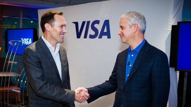 Nicolas Huss, CEO Visa Europe (links) und Charles W. Scharf, CEO Visa Inc. (rechts)