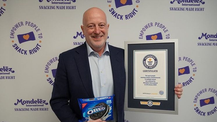 Dirk Van de Put, Chairman and CEO, Mondelēz International with the GUINNESS WORLD RECORDS Certificate
