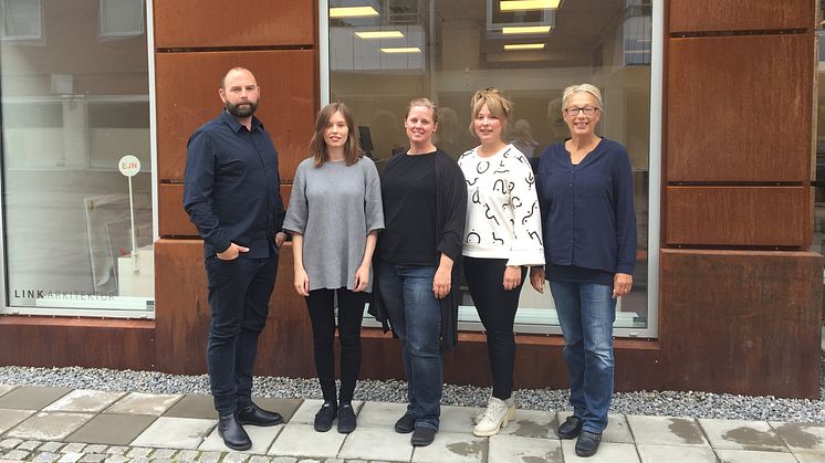 Mattias Pegestam, Maria Jonsson, Johanna Larsen, Isabelle Gyllengahm och Erika Jonsson bemannar LINK arkitekturs nya kontor i Skellefteå.