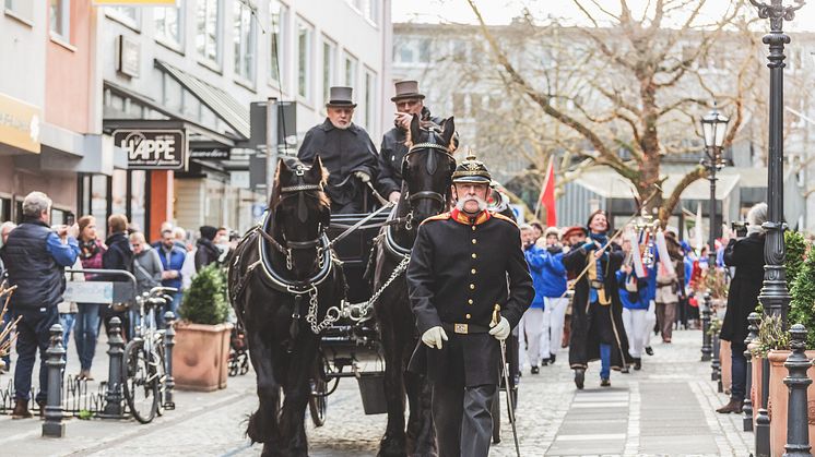 Den Auftakt gibt traditionell das Wecken von dem Kieler Altbürgermeister Asmus Bremer und seiner Frau