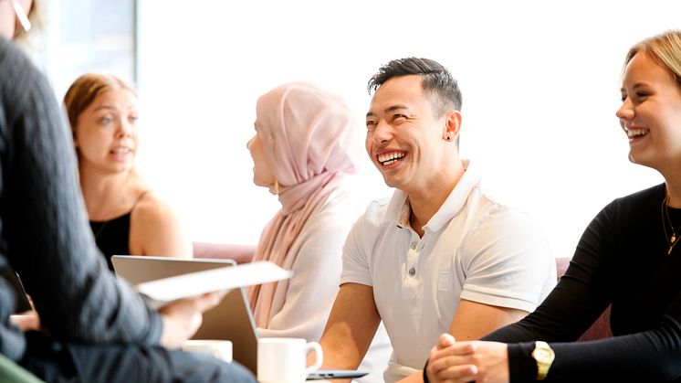 Industriföretag och Högskolan Väst utvecklar kurser som möter nya kunskapskrav för ledning och organisering i ett digitaliserat arbetsliv. Foto: Högskolan Väst.