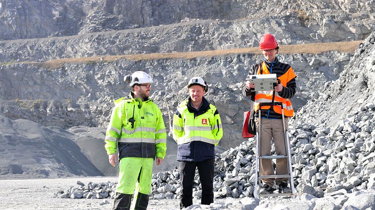 Fra venstre: Geolog i Franzefoss, Oliver Queck, Peter Stølen i NVE og Gregory Bouquet fra SINTEF. Foto: Anja Sønstevold