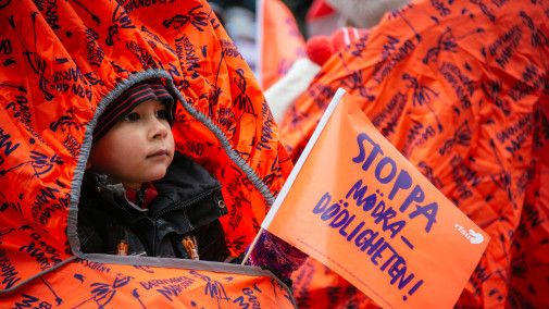 Tusentals går Barnvagnsmarschen på lördag