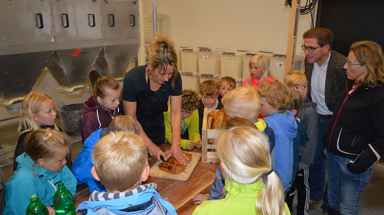 Bodil Møller bager med skolebørn