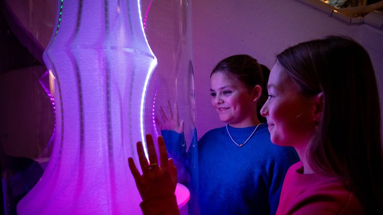 Gøy å utforske installasjonen "luminescens"! Foto: Gorm Gaare