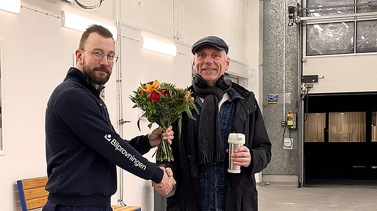 Bilprovningen firar sin nyöppnade station i Malmö med att ge blommor till den första kunden.