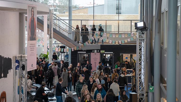 Förra året kom rekordmånga besökare till Öppet hus på Umeå universitet. I år är ännu fler anmälda redan. Foto: Lizette Gunnesson/Umeå universitet