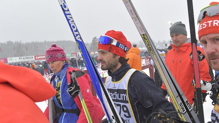 Prins Carl Philip på väg till start i det 95:e Vasaloppet