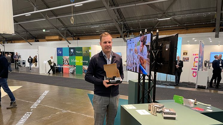 Chain Traced har hjälpt Bufab Sweden och Bumax att använda digitala tvillingar för sina produkt- och materialcertifikat. Här visar Victor Andersson hur det praktiskt ser ut med en enkel QR-kod på boxen.