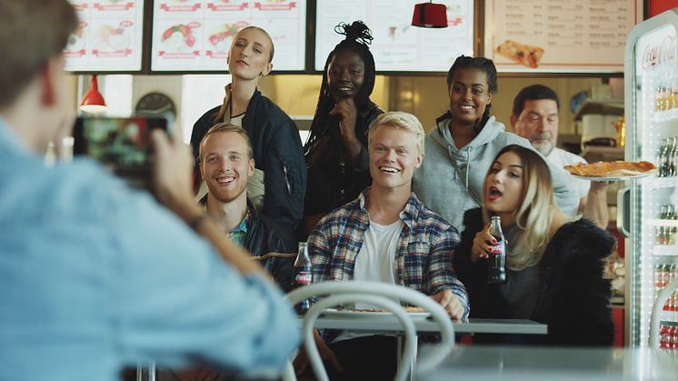  Coca-Cola hyllar gemenskap i sin första svenska reklamfilm