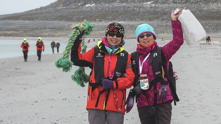 Guests enjoy a beach clean-up exercise on Svalbard. Photo: Andrea Klaussner / Hurtigruten