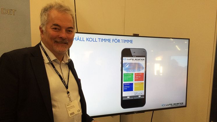 Magnus Bolmsjö visar appen som informerar om förbrukningen i fastigheten