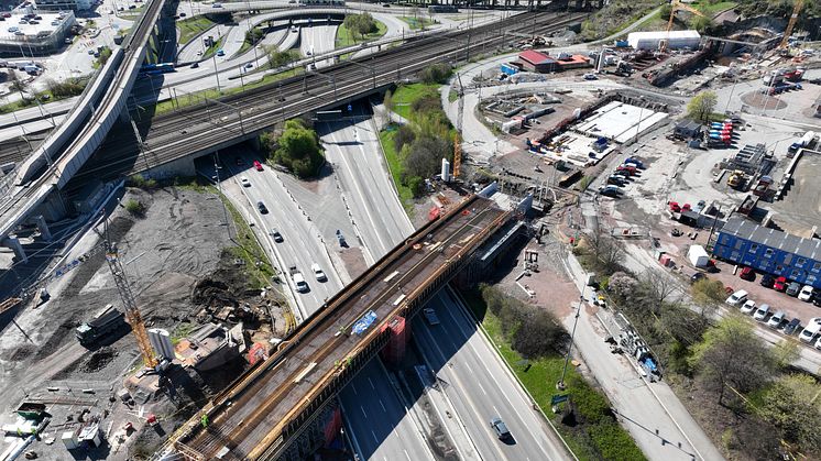 I höjd med Olskroken pågår bygget av en ny järnvägsbro över E6 som ska ansluta Västlänken till spåren i Olskroken. Foto: Daniel Zorman, NCC