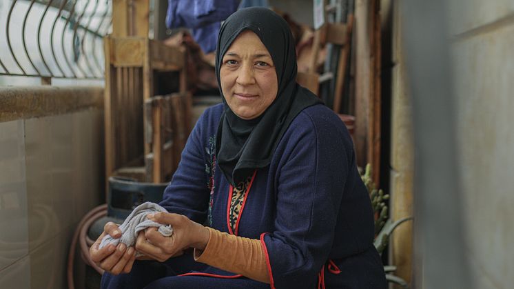 Khadija drabbades av jordbävningen, hon använder hygienkiten hon tidigare fått av Oxfam. Foto: Islam Mardini/ Oxfam