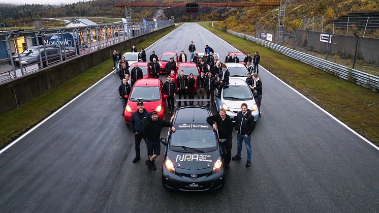 Skal bygge sin egen banebil: Rundt 50 lærlinger fra Nordvik sine avdelinger i Trøndelag, Nordland og Troms. Foto: Drone Nord AS. 