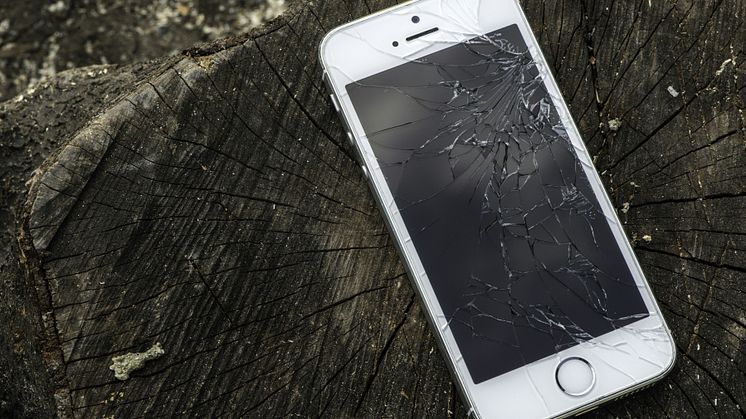 8531591-broken-iphone.jpg