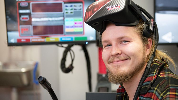 Mathias Skjerpen prøver sveisesimulatoren - Det ser ut til at han er fornøyd