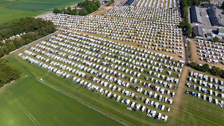 Mobilt boende har blivit ett framgångsrecept när det kommer till stora evenemang som Sweden Rock och orienteringsfesten O-Ringen. Närheten till en husvagn eller husbil bildar en perfekt helhet som inte tappar i popularitet. Foto: Sweden Rock