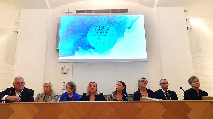 Riksdagsseminarium 18.10.2023. Från vänster Anders W Jonsson C, Camilla Rinaldo Miller KD, Malin Danielsson L, Karin Rågsjö V, Yasmine Bladelius S, Linda Lindberg SD, Thomas Ragnarsson M, Ulrika Westerlund MP. Foto Ingrid Eckerman. 