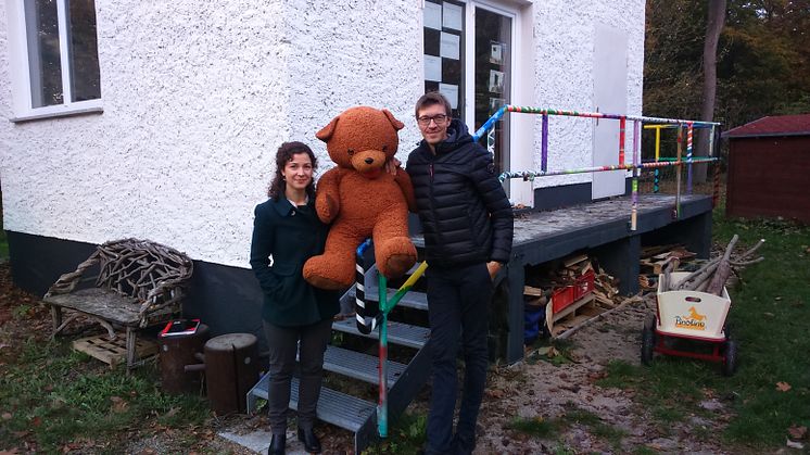 Kristina Kandler und Robert Kudraß bei ihrem Besuch im Kinderhospiz Bärenherz (hier im Garten vorm Kreativ-Haus)
