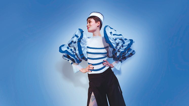 Foto: Anna Palermo_Elite Model Management Paris) De blå striber var oprindeligt en del af uniformen i den franske flåde (1858). Takket være Coco Chanel og ikke mindst som her Jean Paul Gaultier er mønstret stadig i brug.