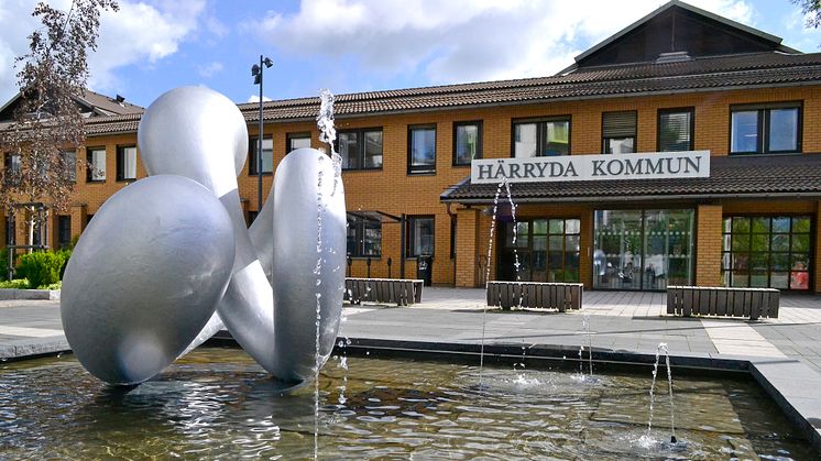 Kommunhuset i Mölnlycke, Härryda kommun. Skulptur i förgrunden "Nod" av Eva Hild.