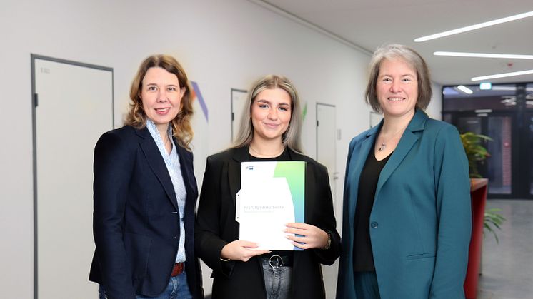 Zusammen mit Silke Bullermann (l.), Ausbildungsleiterin der IHK-Berufe an der Universität Vechta, und Präsidentin Prof.in Dr.in Verena Pietzner  (r.): Sophia Mählmann.