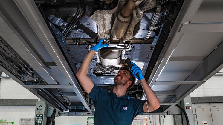 Udfordrede forsyningskæder giver lang ventetid på nye biler, og det har givet ekstra arbejde til på autoværksteder landet over. Foto: PR.
