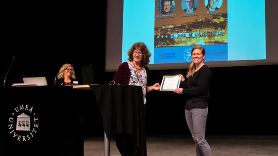 Madeleine Livendahl mottar priset. Kemikonferensen med cirka 400 deltagare anordnades av Kemisamfundet i samarbete med Kemiska institutionen vid Umeå universitet.
