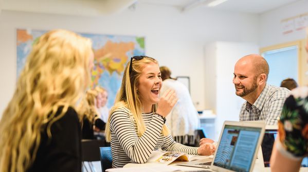 Elever och lärare på Erlaskolan Östra