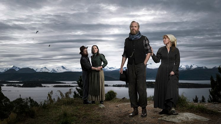 Jon Bleiklie Devik er sjølvaste slåttekaren, basert på Edvard Hoems eigen oldefar. Heidi Gjermundsen Broch er Serianna, kona hans, mens Bjørnar Teigen og Sara Fellman skal vere amerikafararane Ole Salmakar og Gjertine. Foto: Eirik Malmo.