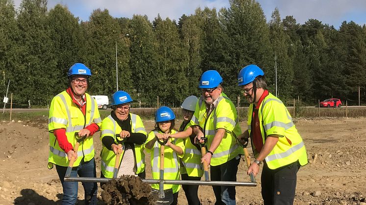 Det första spadtaget för Floraskolan och Florahallen togs idag i samarbete mellan politiker och eleverna Olivia Westermark från Moröskolan och Lova Granberg från Kanalskolan.