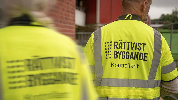 Kontrollanter från Rättvist byggande på oannonserad byggarbetsplatskontroll hos Huge Bostäder.