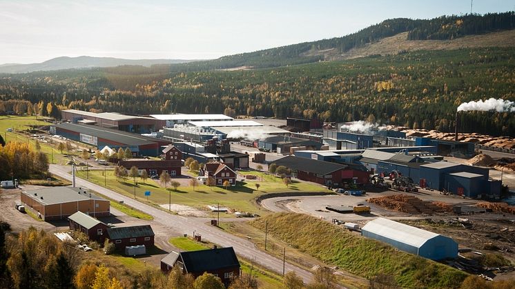 Fiskarhedens sågverk ligger i inlandet, vid fjällkanten i Dalarna. Den nya järnvägen från Malungsfors möjliggör kostnadseffektivare transporter och bidrar till en levande landsbygd.