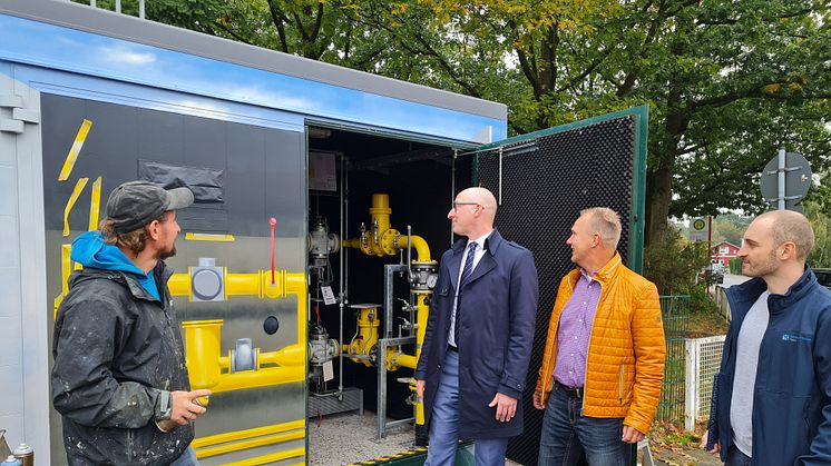 v.l.n.r.: Stefan Vogt-Thomas, Bürgermeister Dirk Woschei, Marcus Bumann und Alexander Bolsmann von SH Netz werfen einen Blick in die Station.