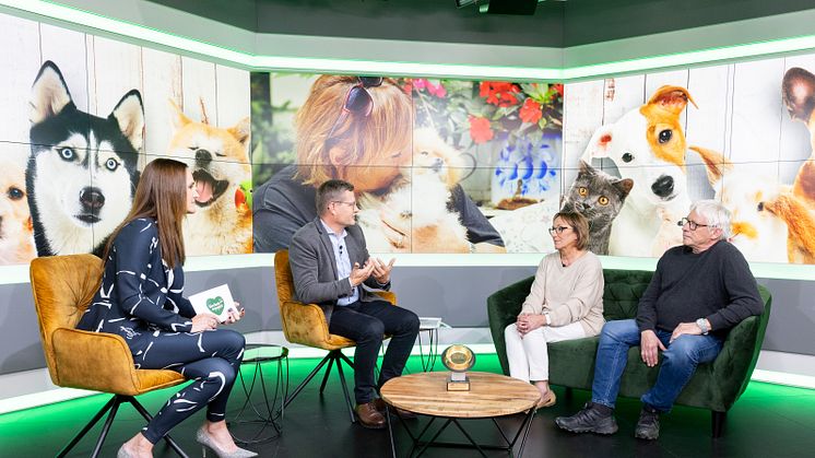 Der Goldene Fressnapf für Tierschutz in Oberösterreich: (v.l.n.r.) Maggie Entenfellner, Journalistin und Tierschützerin, Hermann Aigner, Geschäftsführer Fressnapf Österreich, Doris Hofner-Foltin und Harald Hofner vom Tierparadies Schabenreith.