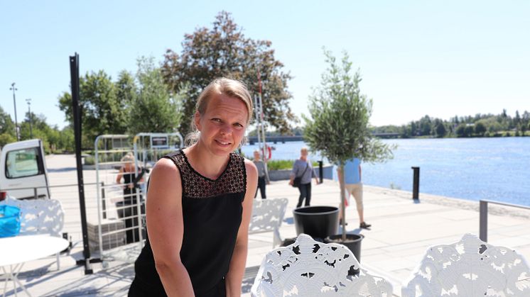 Lison Westermark, restaurangchef på Gotthards krog, visar runt på den nya restaurangen vid älven. Foto: Blå huset